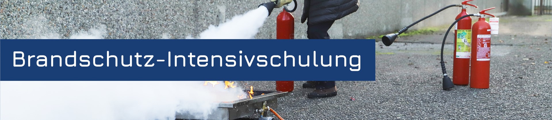 Feuerlöschertraining in der Feuerwehrerlebniswelt Augsburg
